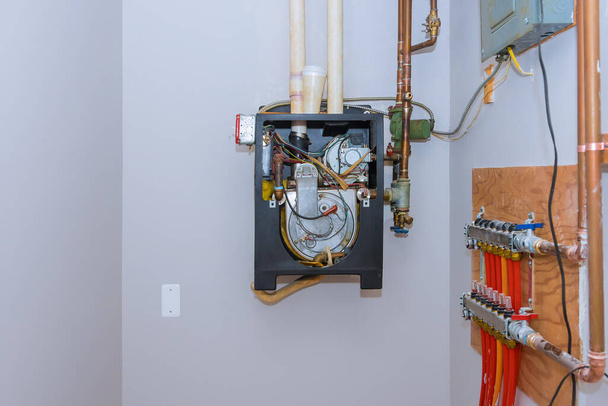 Instalación de calefacción por suelo radiante montada en el instalador de tuberías construcción de suelo radiante de agua con válvulas rojas - Foto, Imagen