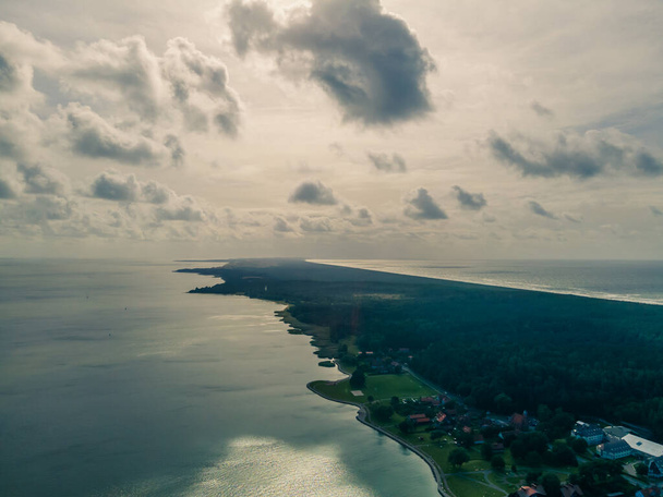 Вид с воздуха на Куршскую косу, Литва с видом на Куршскую лагуну и Балтийское море - Фото, изображение
