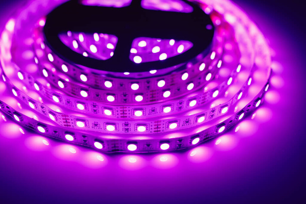 tira led rollo de luz púrpura - Foto, Imagen