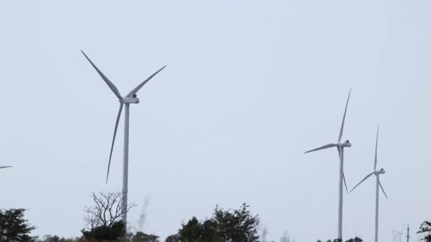 Электрогенераторы ветра вращаются на кадрах из серого неба. Зеленая экологическая энергия будущего в сельской местности. Турбины Украины, производство электроэнергии - Кадры, видео