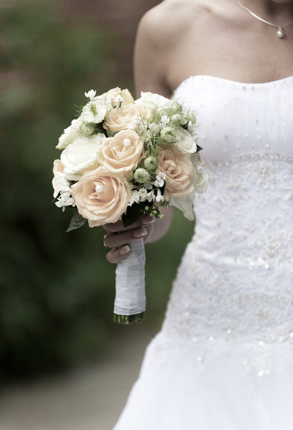 Beautiful wedding roses bouquet - Фото, зображення