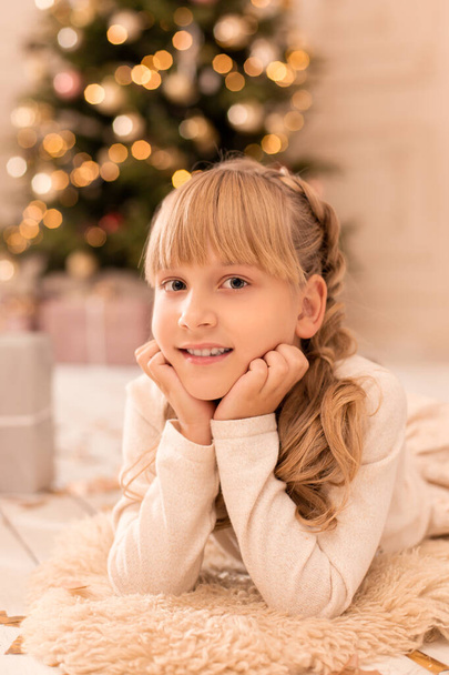 Πορτρέτο ενός όμορφου μικρού κοριτσιού που απολαμβάνει τις διακοπές των Χριστουγέννων. - Φωτογραφία, εικόνα