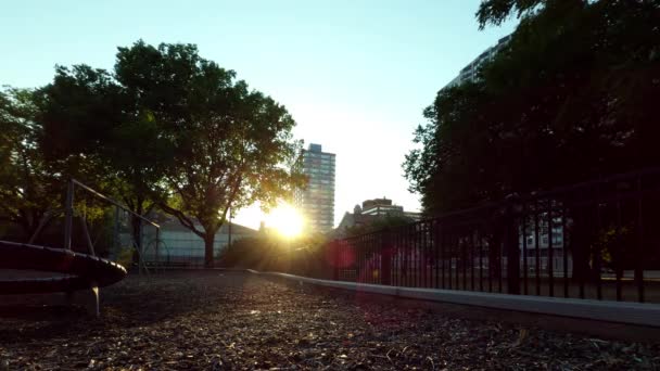 Çocuk parkında gün batımı. Oyun parkında 2K Günbatımı zaman aşımı - Video, Çekim