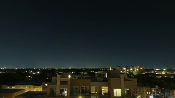 Caducidad nocturna. Full HD noche lapso de tiempo sobre la ciudad con aviones aterrizando y despegando en el aeropuerto cercano - Metraje, vídeo