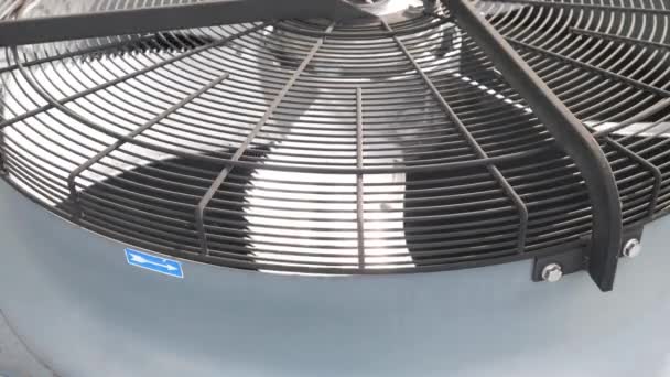 Ventilatore dell'unità del condizionatore d'aria che ruota. Impianto di climatizzazione industriale a parete all'aperto. - Filmati, video