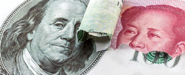 Un billet de 100 dollars déchirant et révélant une centaine de yuans chinois en arrière-plan. Notion de différend ou de crise entre les économies de la Chine et des États-Unis - Photo, image