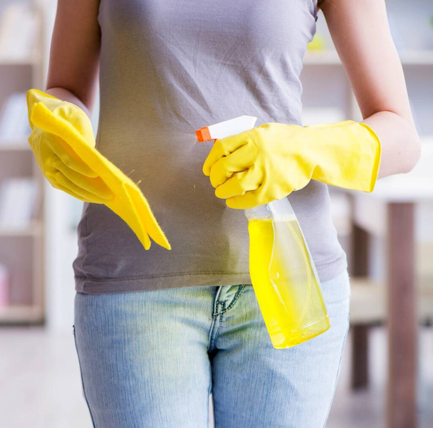 Donna che fa pulizia a casa - Foto, immagini