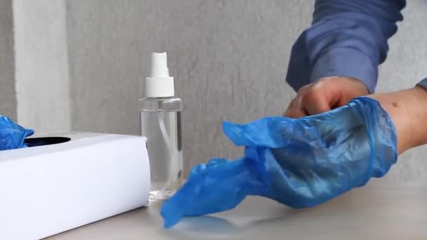 Крупный план женской руки с помощью дезинфицирующего средства, перчаток и маски для защиты агаистского коронавируса - Кадры, видео
