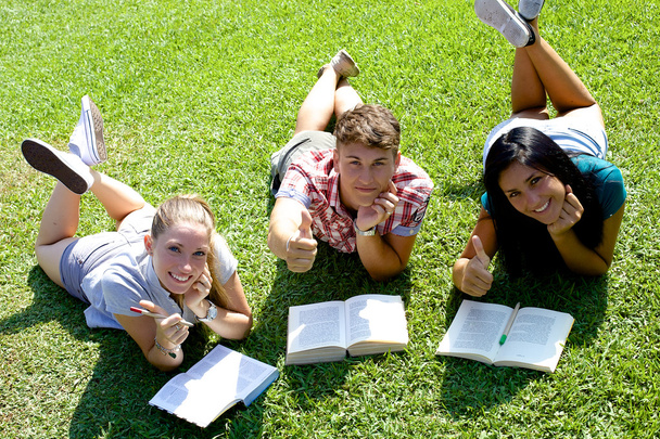 Estudiantes felices en la universidad pulgar hacia arriba
 - Foto, Imagen