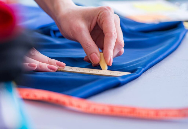 Vrouw op maat werken aan een kleding naaien stiksel meten fa - Foto, afbeelding