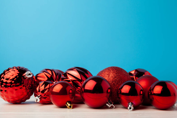 Achtergrond met een bos van rode glanzende kerstballen - Foto, afbeelding