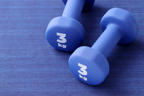 Due paia di manubri fitness blu sul pavimento, Concetto stile di vita sano, sport e dieta. Attrezzature sportive. - Foto, immagini