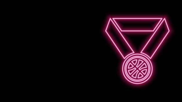 Świecący neon linii Medal koszykówki z ikoną wstążki izolowane na czarnym tle. 4K Animacja graficzna ruchu wideo - Materiał filmowy, wideo