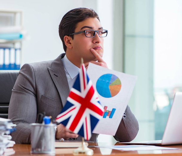 Homme d'affaires avec drapeau britannique dans le bureau - Photo, image
