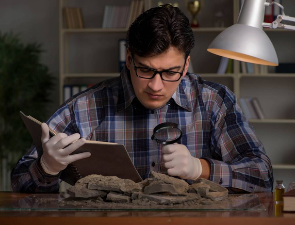 Archäologe arbeitet spät in der Nacht im Büro - Foto, Bild