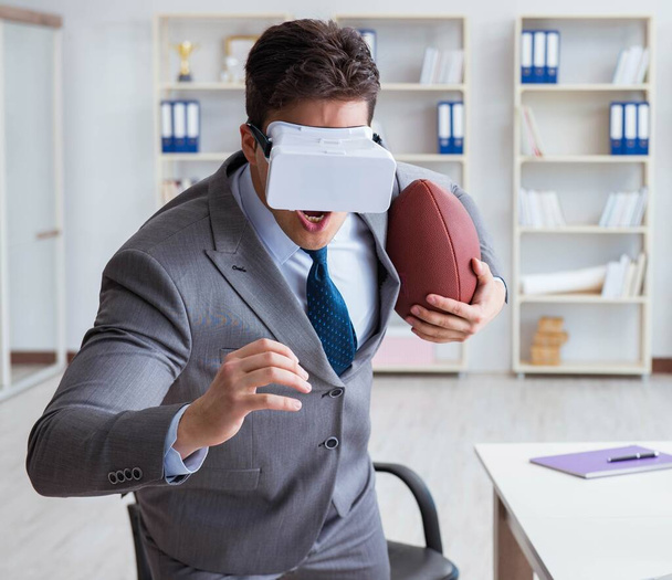 Zakenman speelt virtual reality voetbal in kantoor met VR g - Foto, afbeelding