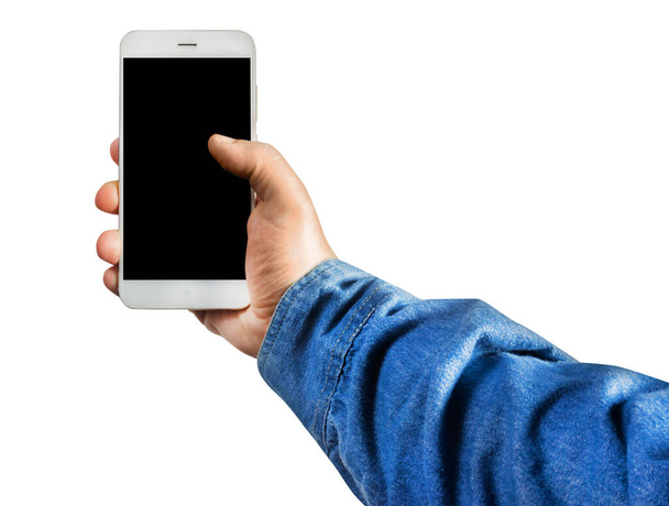 Foto isolata in prima persona di una mano maschile in camicia jeans che tiene uno smartphone verticalmente su sfondo bianco. - Foto, immagini