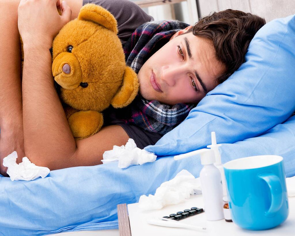 Kranker kranker Mann im Bett nimmt Medikamente und Medikamente - Foto, Bild