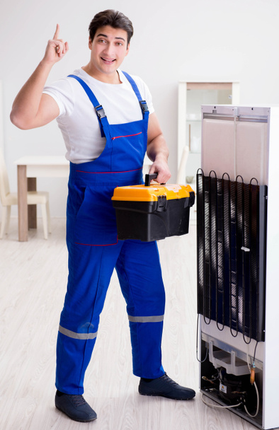 Ремонтник подрядчика ремонт холодильника в DIY концепции - Фото, изображение