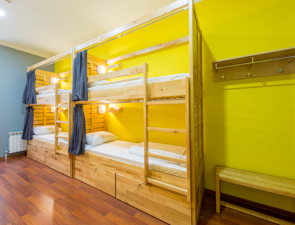 Albergue camas compartidas dispuestas en la habitación - Foto, imagen