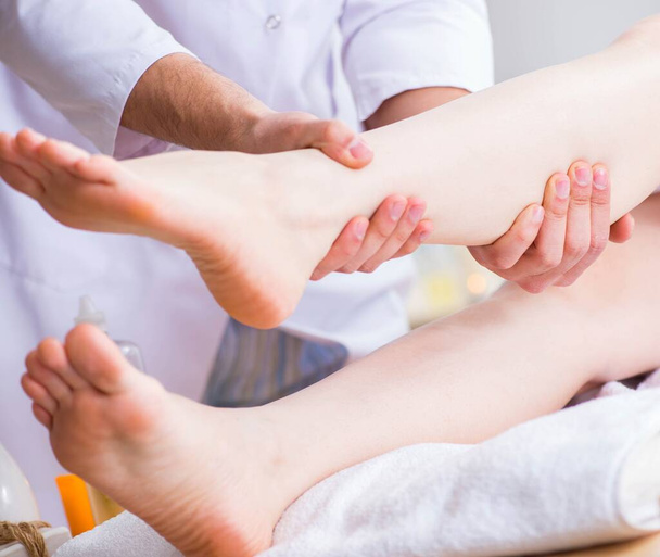 Massage des pieds dans le spa médical - Photo, image