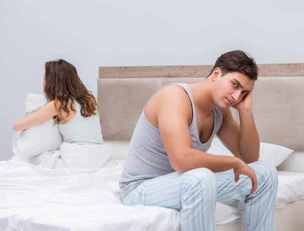 Familieconflict met vrouw en man in bed - Foto, afbeelding
