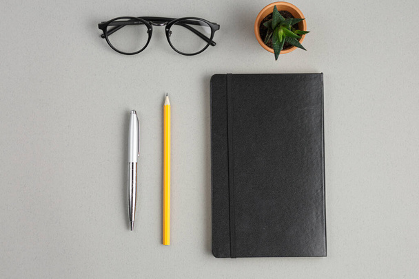 μαύρο σημειωματάριο, μολύβι, στυλό - Φωτογραφία, εικόνα