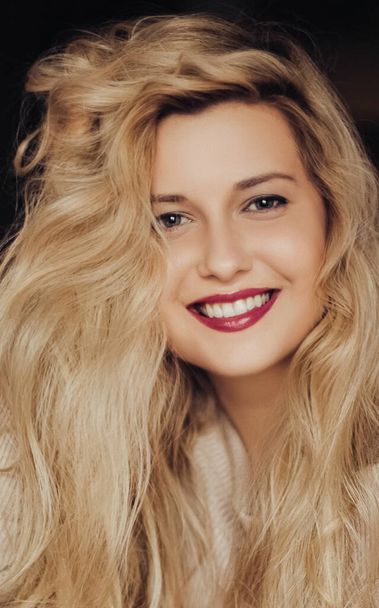 Mooie vrouw glimlachen, lange blonde kapsel en natuurlijke make-up look, schoonheid en 90s stijl mode campagne - Foto, afbeelding