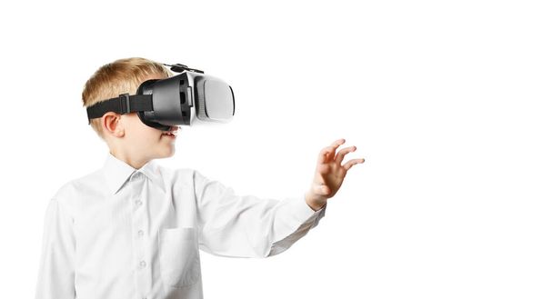 niño en máscara de realidad virtual sobre fondo blanco - Foto, Imagen