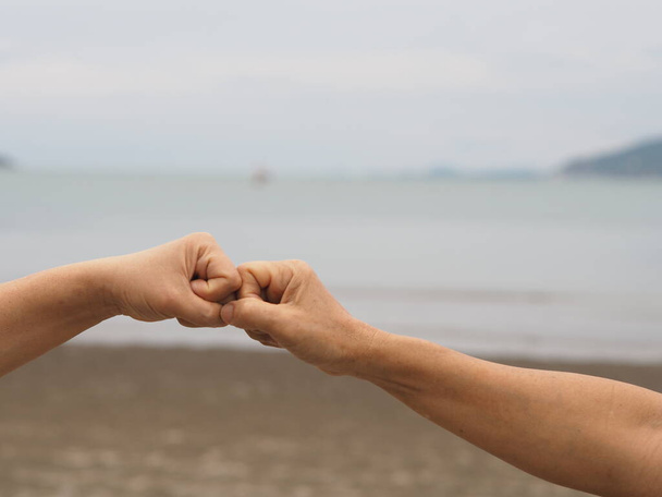 Дві жінки Альтернативні рукостискання кулак прикута рука вітання в ситуації епідемії ковадла 19, коронавірус нове нормальне соціальне дистанціювання
 - Фото, зображення