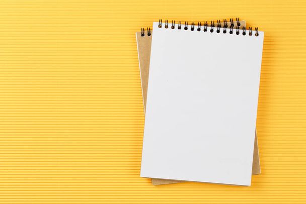 cuaderno abierto sobre fondo amarillo corrugado - Foto, Imagen