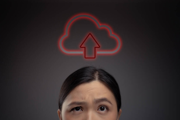 Mujer asiática infeliz y efecto holograma icono de la nube. Aislado sobre fondo. - Foto, Imagen