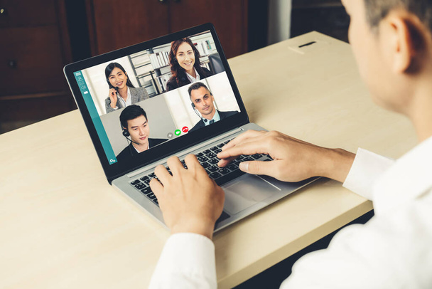 Videochiamata persone d'affari che si incontrano sul posto di lavoro virtuale o in ufficio remoto - Foto, immagini