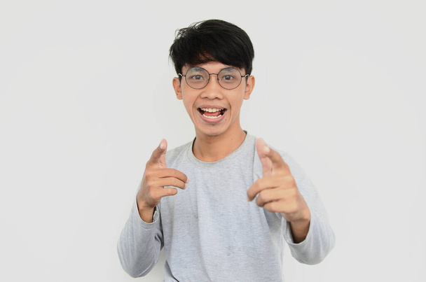 Retrato de um homem asiático usando óculos feliz e animado - Foto, Imagem