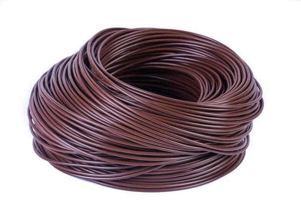 茶色の電気単芯ケーブルのロール絶縁白の背景 - 写真・画像