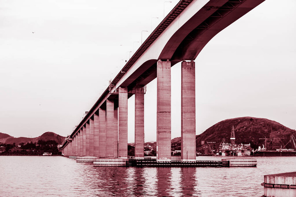 Most Presidente Costa e Silva, lepiej znany jako most Rio / Niteroi, jest najdłuższym mostem na półkuli południowej planety. Przecina zatokę Guanabara w stanie Rio de Janeiro, Brazylia. - Zdjęcie, obraz
