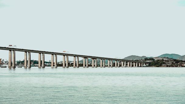 Most Presidente Costa e Silva, lepiej znany jako most Rio / Niteroi, jest najdłuższym mostem na półkuli południowej planety. Przecina zatokę Guanabara w stanie Rio de Janeiro, Brazylia. - Zdjęcie, obraz