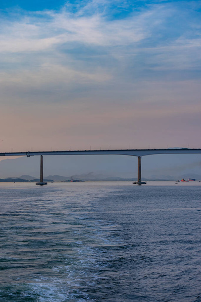 A Ponte Presidente Costa e Silva, mais conhecida como Ponte Rio / Niterói, é a ponte mais longa do Hemisfério Sul do planeta. Atravessa a Baía de Guanabara, no estado do Rio de Janeiro, Brasil. - Foto, Imagem