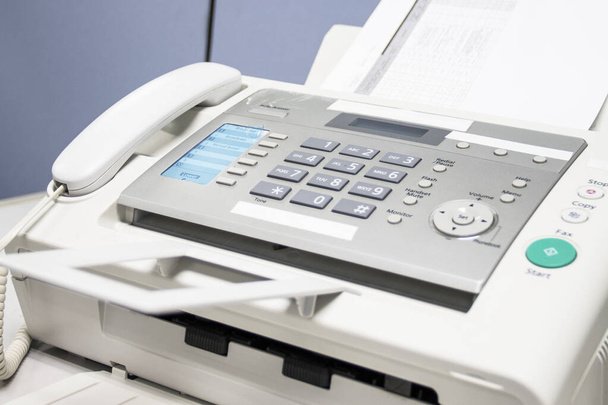 Wykorzystanie faksu do wysyłania dokumentów w biurze, wyposażenie koncepcyjne potrzebne w biurze  - Zdjęcie, obraz