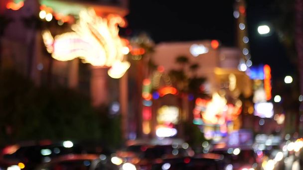 Defokussierte fabelhafte Las Vegas Strip Boulevard, Luxus-Casino und Hotel, Glücksspiel-Bereich in Nevada, USA. Nachtleben und Verkehr in der Nähe der Fremont Street in einem Touristenort, der Geld spielt. Neonlichter der Sündenstadt. - Foto, Bild
