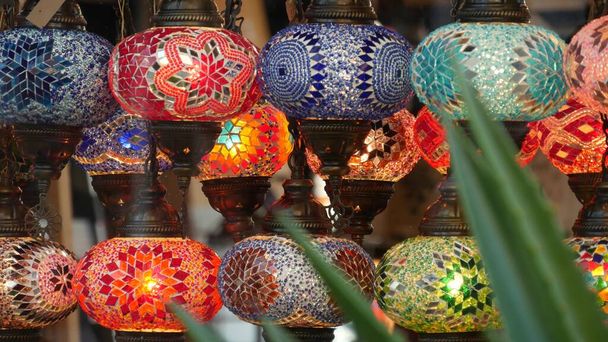 Lampes turques colorées en mosaïque de verre brillant. Arabe multi couleurs authentiques lumières de style rétro. Beaucoup de lanternes artisanales marocaines illuminées. Décor oriental islamique moyen-oriental. Magasin populaire brillant. - Photo, image