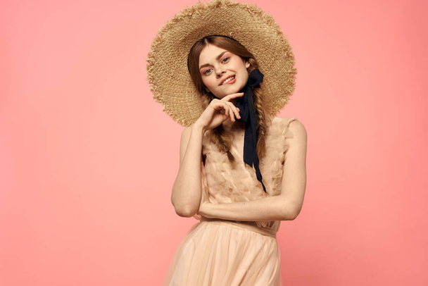 Divatos nő ruha és kalap fekete szalaggal rózsaszín háttér kivágott kilátás modell érzelmek szórakoztató - Fotó, kép