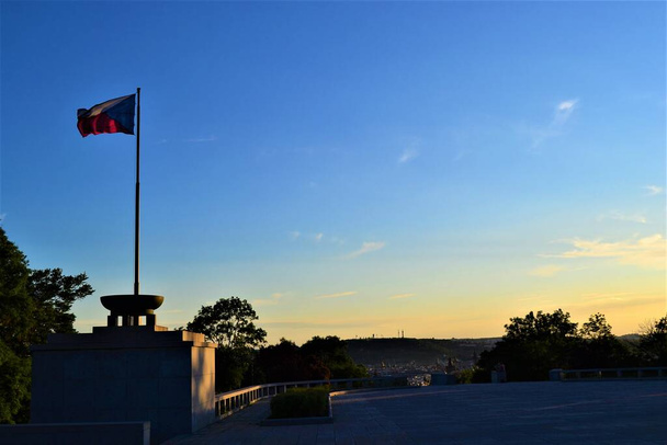 Захід сонця в Празі з прапором Чехії. Празький міський краєвид під час заходу сонця з національного парку. Чеська Республіка - Фото, зображення