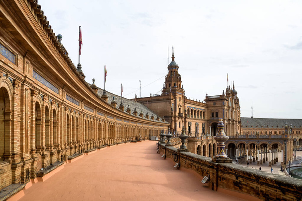 Kuuluisa Plaza de Espana. Espanjalainen aukio vanhan mutta upean Sevillan keskustassa, Espanjassa. Ainutlaatuinen maurien arkkitehtuuri. Rakennettu vuonna 1929, on valtava puoli ympyrä, jonka kokonaispinta-ala on 50,000 neliömetriä - Valokuva, kuva