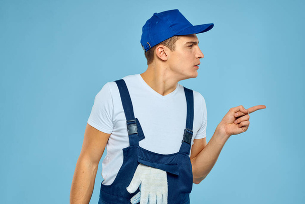 手袋ローダーレンダリングサービス青の背景の制服で働く男 - 写真・画像