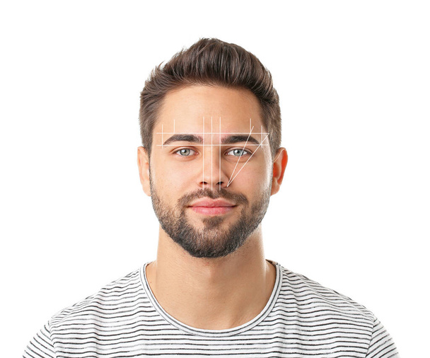 Jeune homme avec marquage pour correction des sourcils sur fond blanc - Photo, image