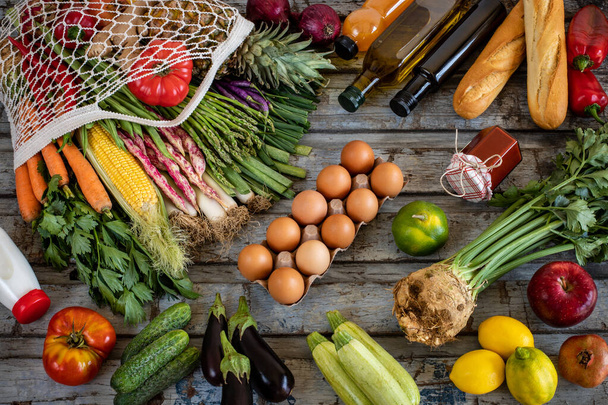 Frutas y verduras frescas en la bolsa de hilo. Concepto de bolsa de mercado reutilizable para el medio ambiente.  - Foto, imagen