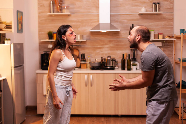 Пьяный муж ссорится с женой - Фото, изображение
