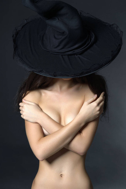 beautiful naked woman in witch hat. halloween style portrait - Фото, зображення