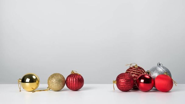 Composição de Natal. Bolas de Natal com vermelho no fundo branco. - Foto, Imagem